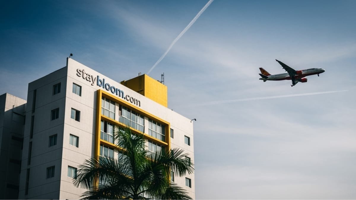 2526008208-एयरपरट-हटलस-सगम